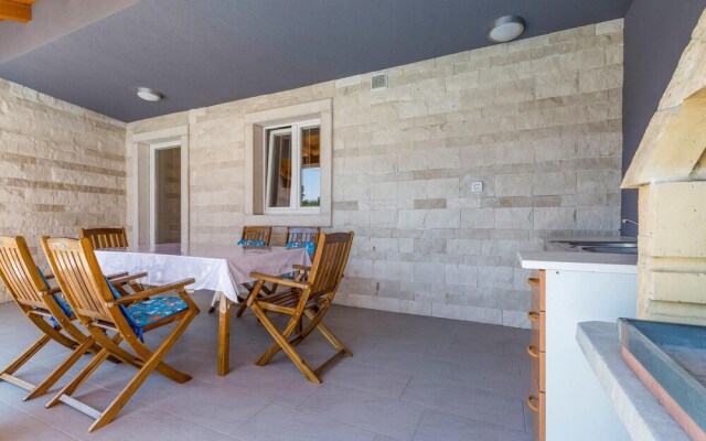 Amazing Home in Bratulici With Wifi and 2 Bedrooms