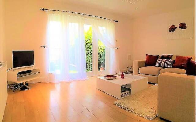 Great 2 BED in Northfields With Private Garden