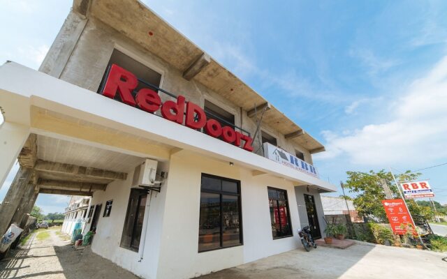 RedDoorz Near Lucap Wharf Alaminos