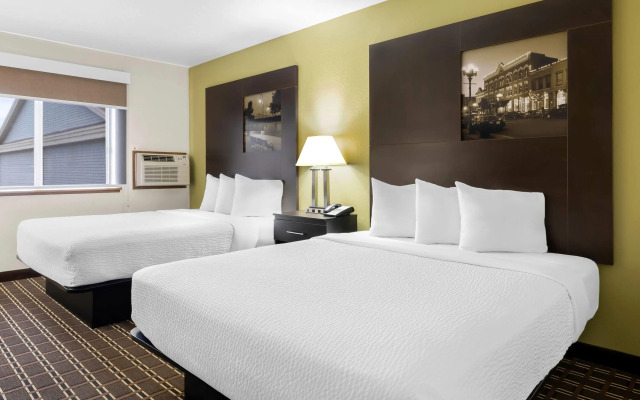 Super 8 by Wyndham La Crosse