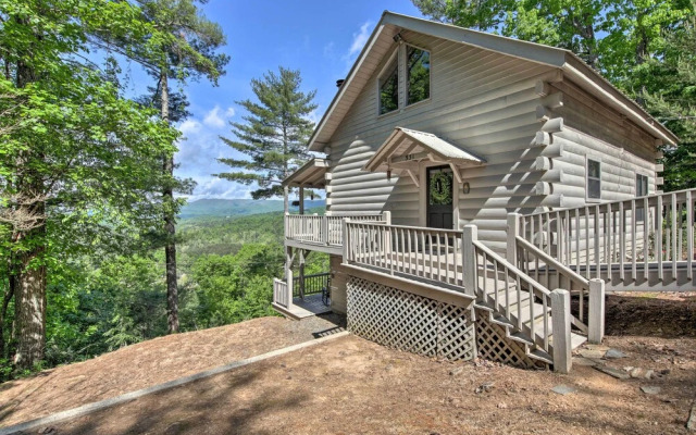 Treetop Hideout w/ Long-range Mountain Views!