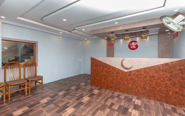 OYO 22105 Hotel Half Moon Inn