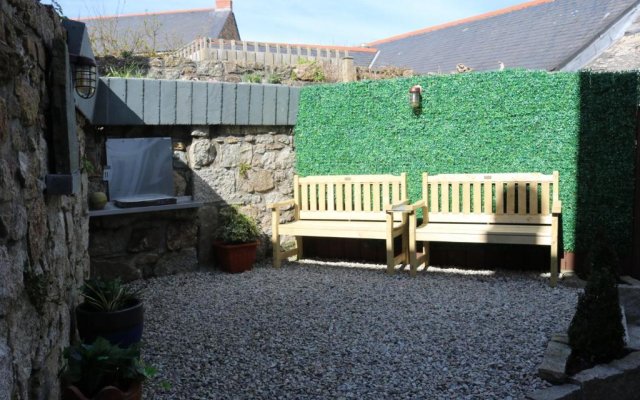 Large cottage, 3 beds all en-suite, small village location overlooking Mousehole