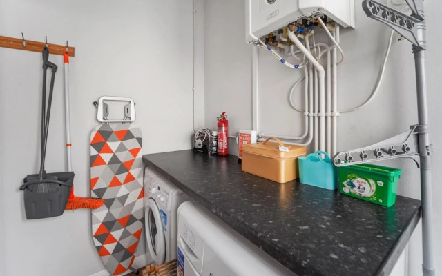 Beautiful 4 Bed House - Great Central Location - Wolverhampton