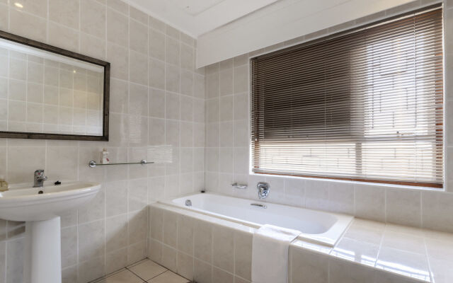 Admiral's Lodge Guest House B & B