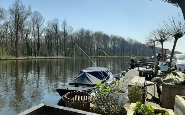 Modern Holiday Home in Badhoevedorp near the Lake