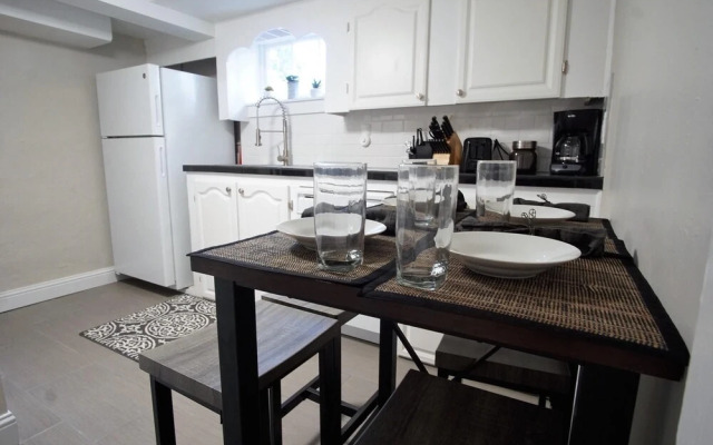 Charming Bungalow Next to UNC-FREE Cruiser Bikes!