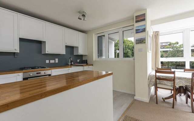 Bright 2 BR Battersea Flat With Great Location