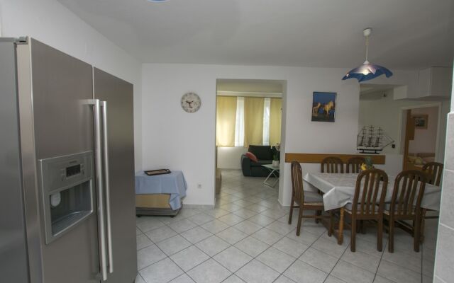Apartment Neno Grebastica