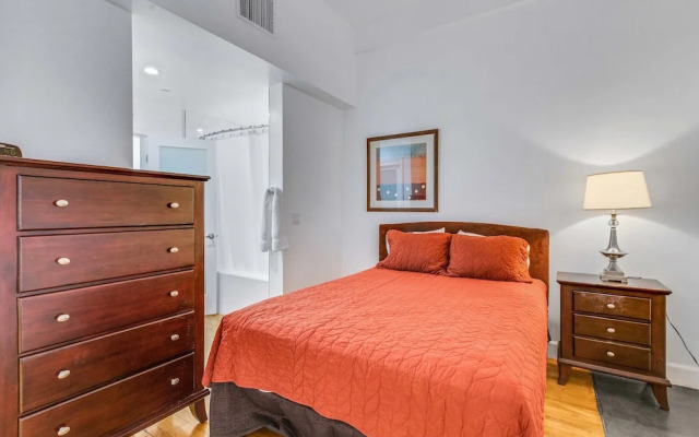 Stylish 2br/2ba At HWH by Oneluxstay