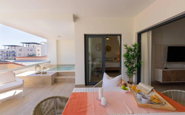 Amazing Condo With Picuzzi Steps From the Beach