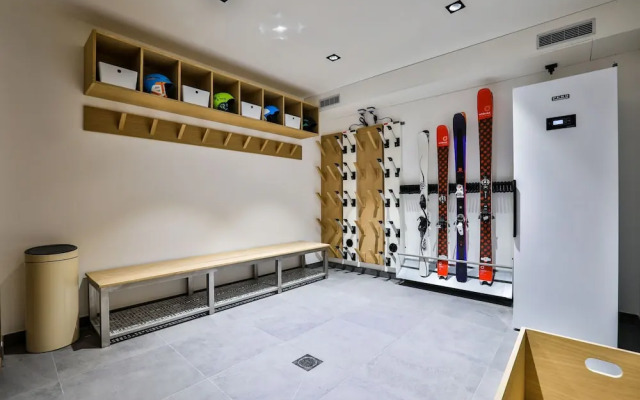 Chalet Black Squirrel Luxury Retreat With hot tub Sauna