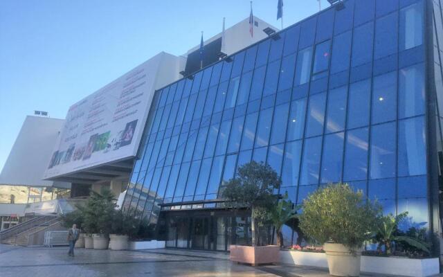 T2 proche de la gare, à 10 minutes à pieds de la Croisette, piscine & parking dans résidence de haut standing