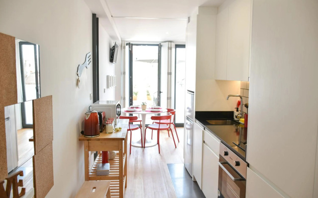 NEW!Central w/ sunny terrace - 9 min walk Trindade
