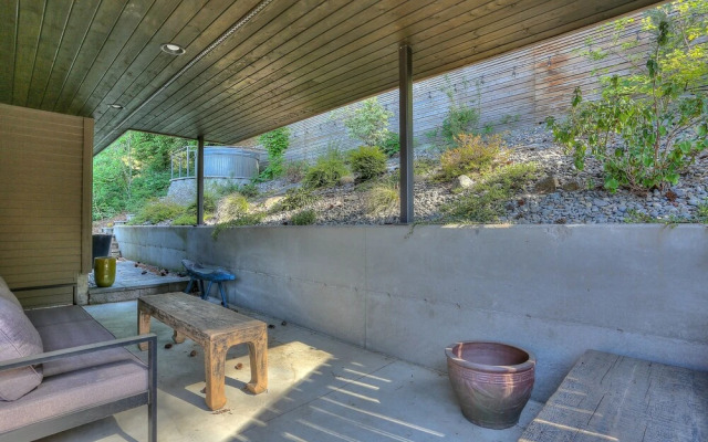 Casa Del Stoke 3 Bedroom Home by RedAwning