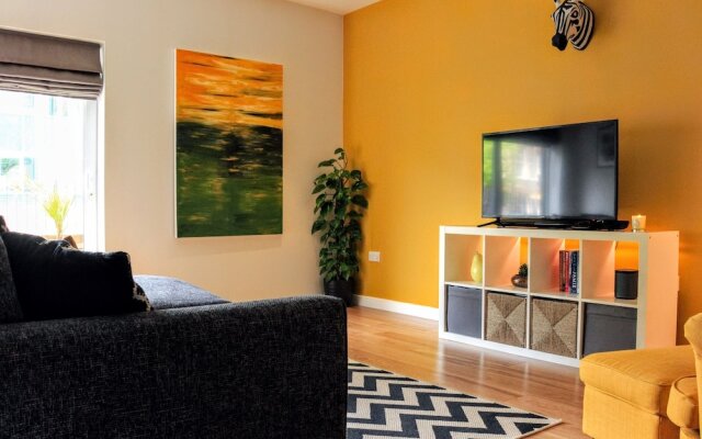 Contemporary Apartment With Garden