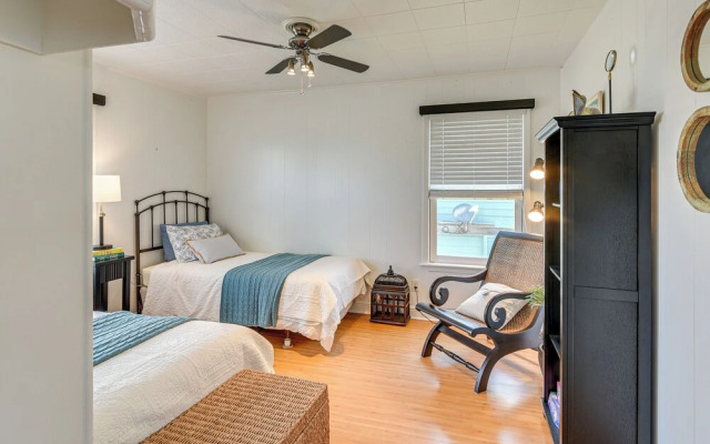 Pet-friendly Galveston Home - Walk to Beaches!