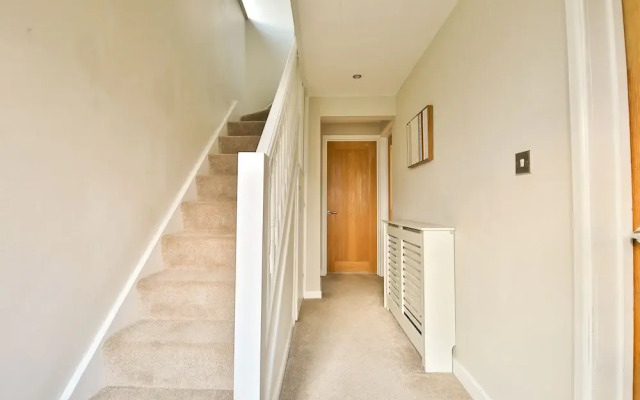 Bright & Airy 3-Bed with Parking