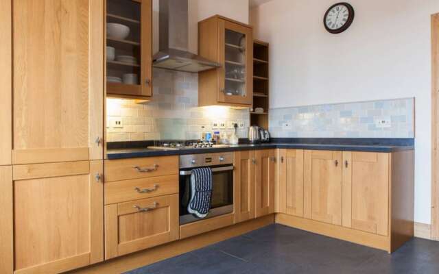 2 Bedroom Flat With Free Parking Nearby Accommodates 6