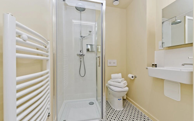 Bijou Lower Ground Studio in Primrose Hill Terrace