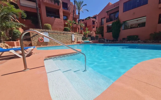 Luxury 2-bed Apartment in Elviria W/pool