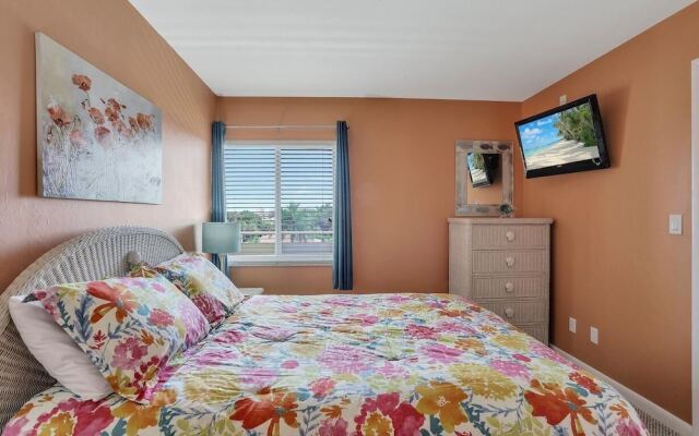 Breezy Condo With Deluxe Pool and Private Beach Access