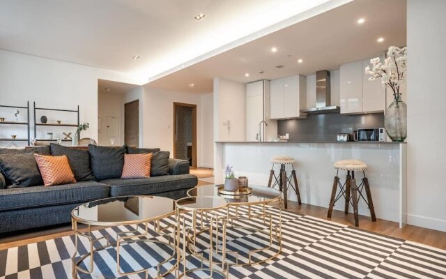 Luxurious, Vast & Airy Apartment in City Walk