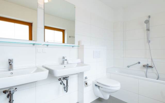 Luxury Chalet in Obertraun With Pool