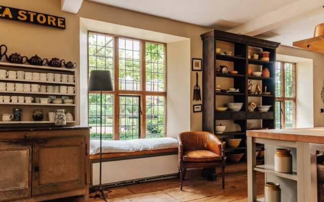 Lavish Tudor Hall Gardens - Sleeps 14