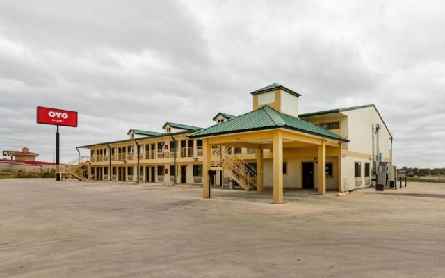 OYO Hotel Pearsall I-35 East