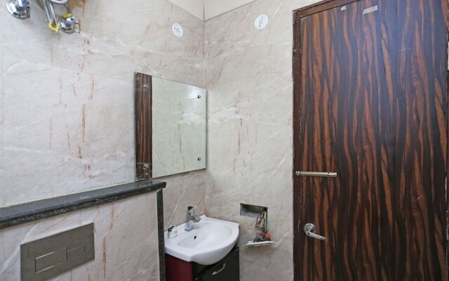 Capital O 15566 Hotel Rosewood Inn