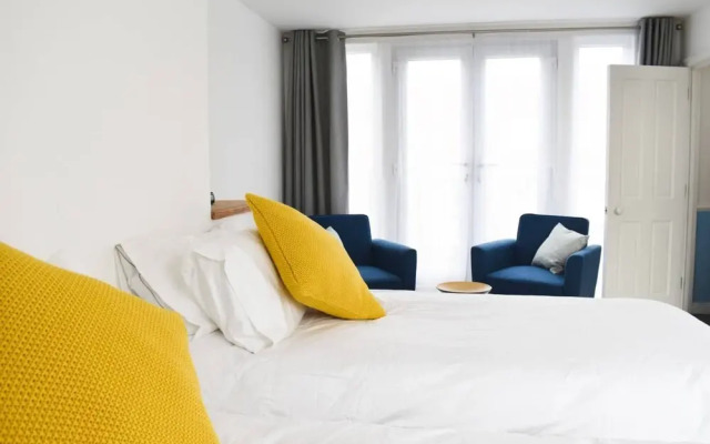 Stylish and Spacious 4 Bedroom Queen's Park House