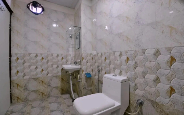 OYO 13903 Hotel Trivana