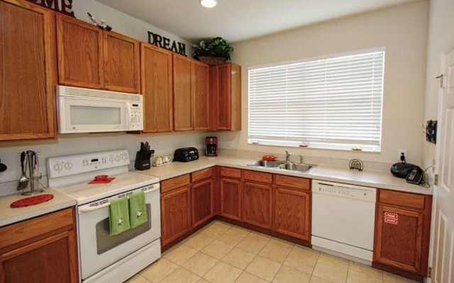 2633 Trafalgar Village
