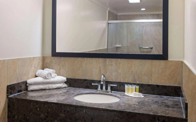 Travelodge by Wyndham Manhasset