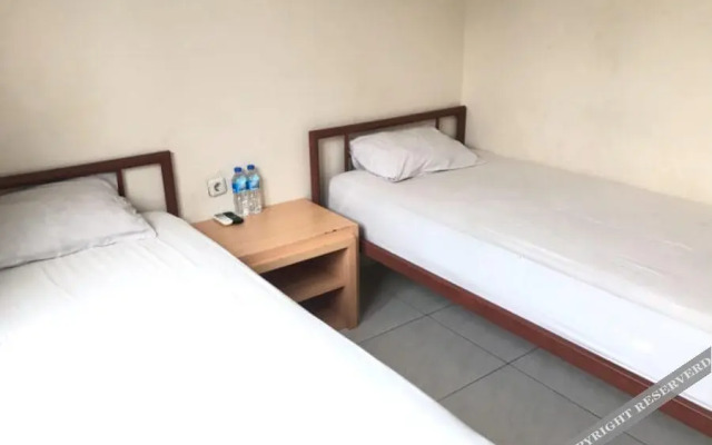 Simple Room at Kost Harian 45