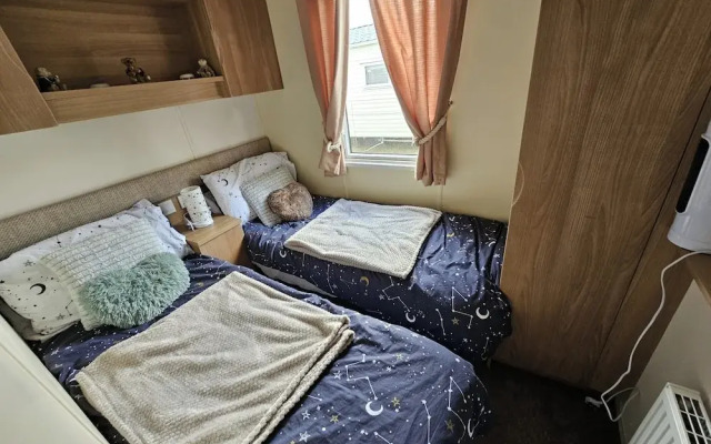 Heidi 2 Bed Robin Hood