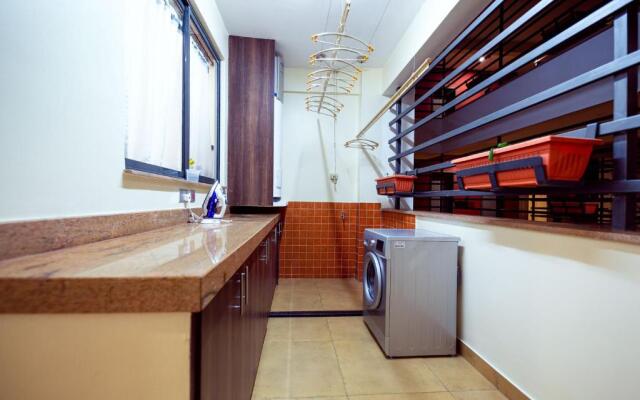 K's Place - Elegant 2 Bedroom Apartment with a Pool & Gym