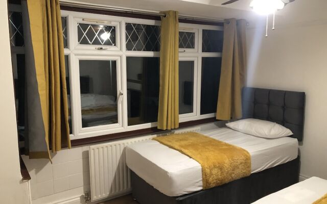 Golden Villa - Charming 3-bed House in Uxbridge