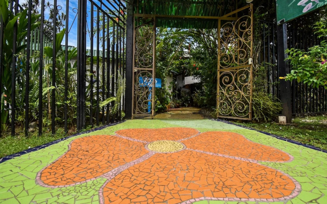 Jacaranda Hotel & Jungle Garden