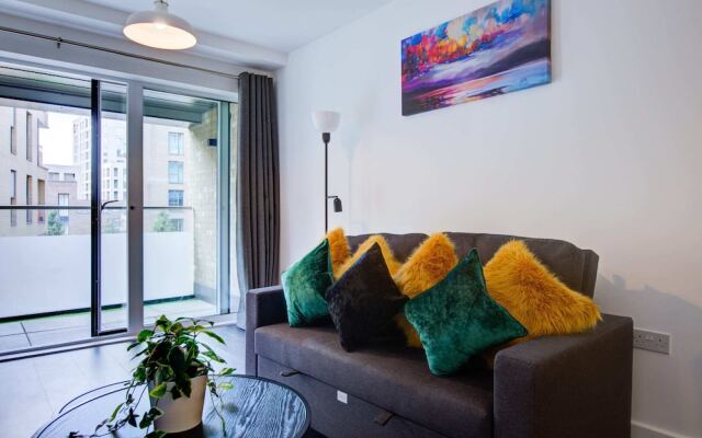 Modern Greenwich Flat With Parking