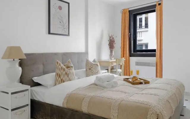Stylish 2BR for 6 by Champs-Elysees