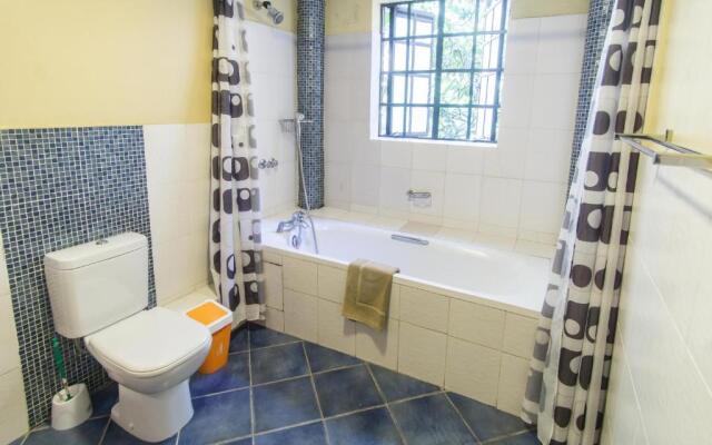 Peaceful, Spacious, Open-plan 2br apartment set in mature garden