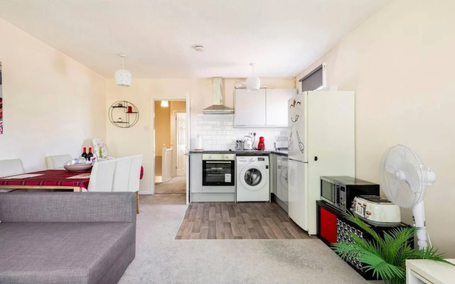 Immaculate 2 - Bedroom House in Milton Keynes