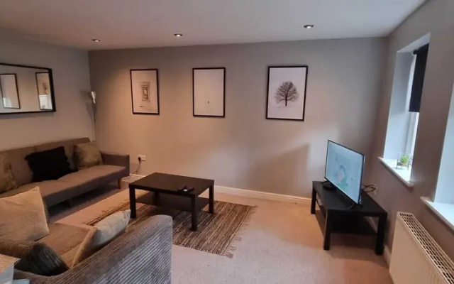 Lovely 2-BR Holiday Flat - Free Parking