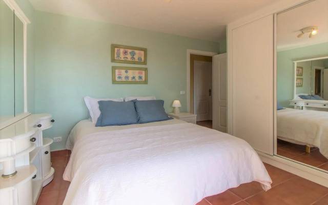 Villa in protected space in front of the sea