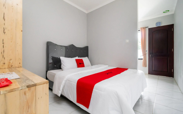 RedDoorz Plus Near Jungeland Sentul