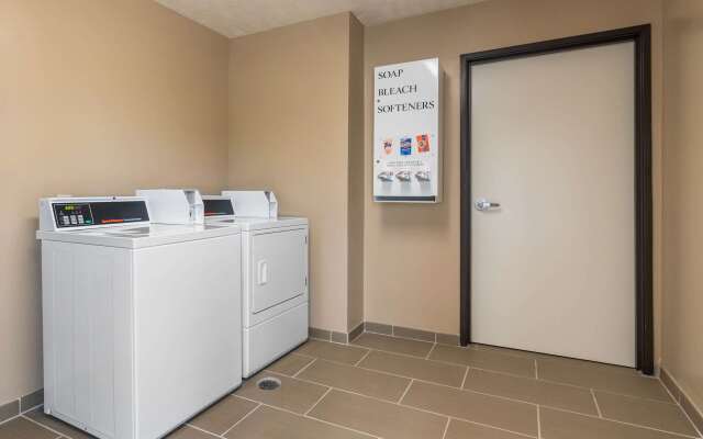 Comfort Suites Speedway - Kansas City