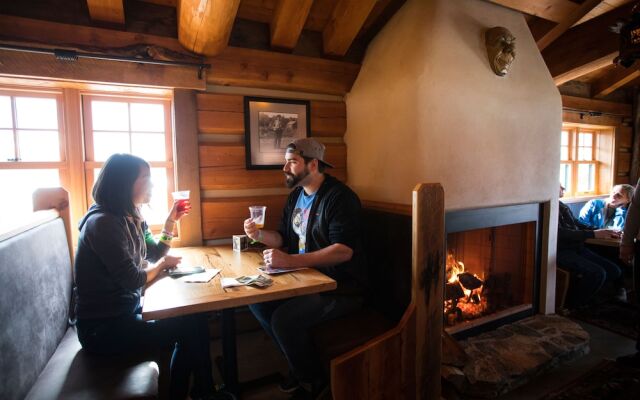 McMenamins Kalama Harbor Lodge