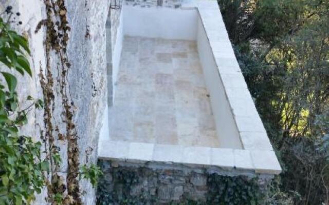 Petit appart dans dépendance château Salavas